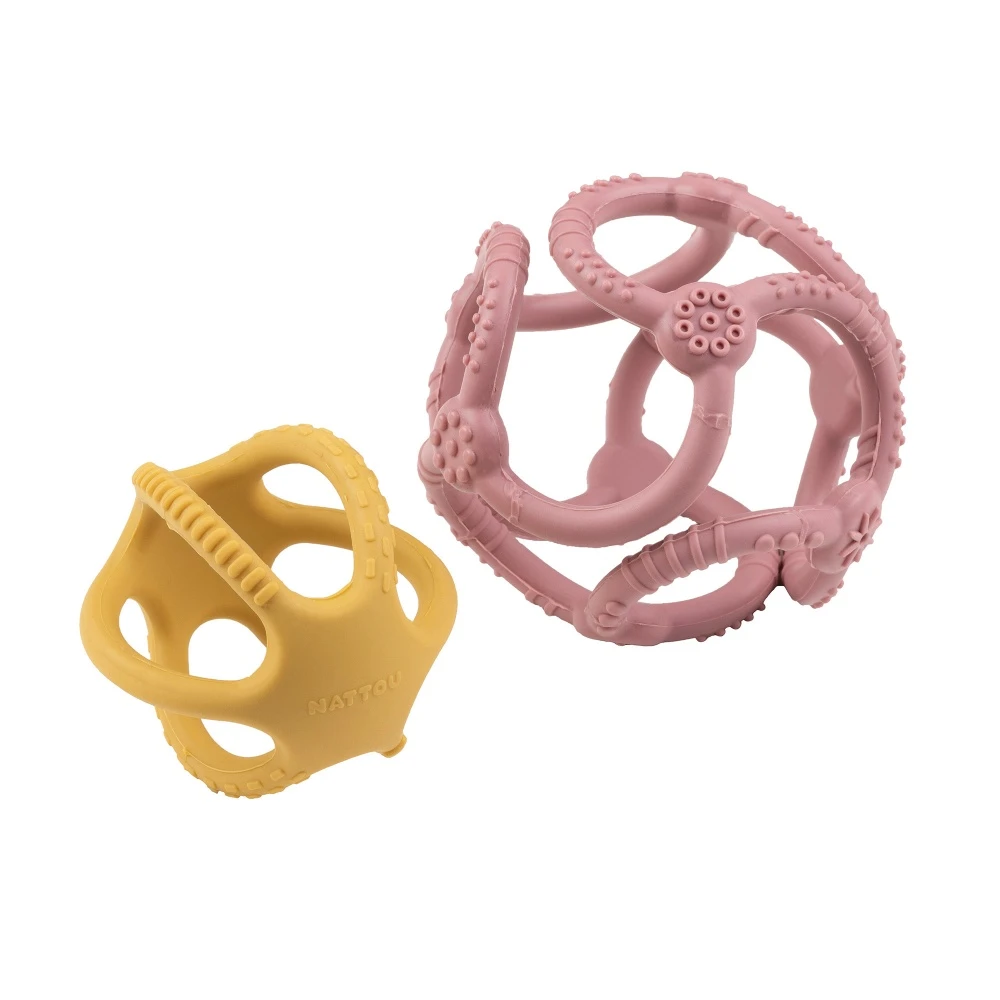 NATTOU Set De 2 Balles En Silicone Rose Et Jaune 4 NATTOU Set De 2 Balles En Silicone Rose Et Jaune – Image 2
