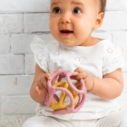 NATTOU Set De 2 Balles En Silicone Rose Et Jaune 9 NATTOU Set De 2 Balles En Silicone Rose Et Jaune -Nattou jo056176667 2