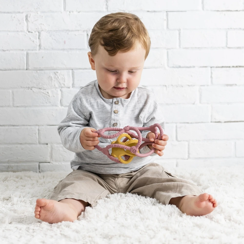 NATTOU Set De 2 Balles En Silicone Rose Et Jaune 7 NATTOU Set De 2 Balles En Silicone Rose Et Jaune – Image 5